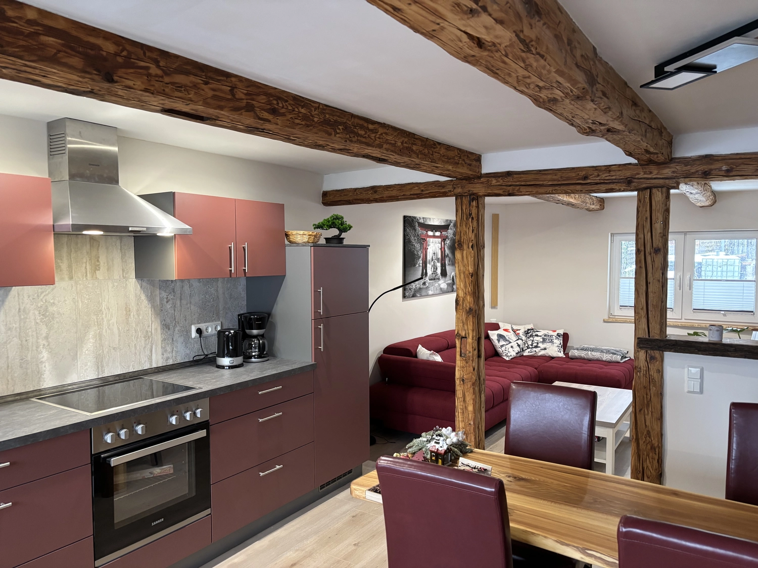 Ecklebe - Ferienwohnung - Mietwohnung mit moderner Küche, Sofa und Esstisch