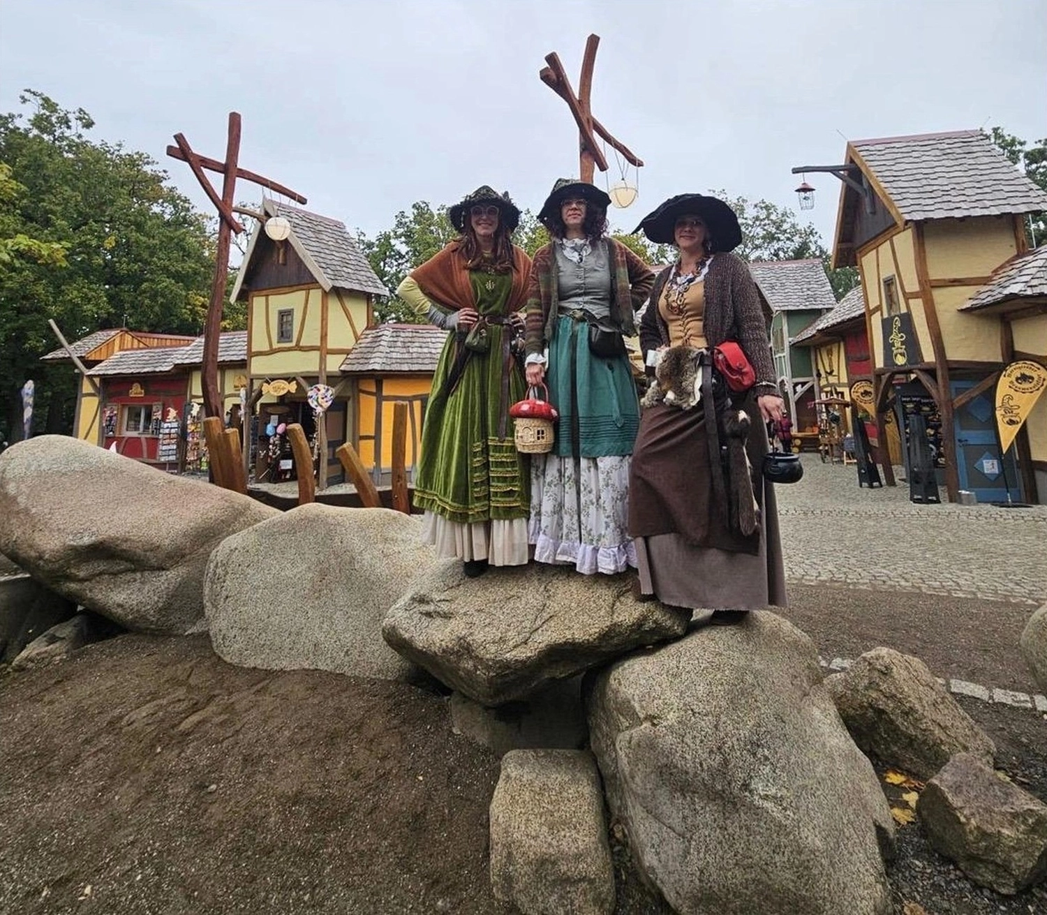 Ecklebe - Ferienwohnung - Eine Gruppe von Menschen in historischen Kostümen oder Cowboy-Kostümen steht auf großen Felsen in einer nachgebauten Westernstadt.